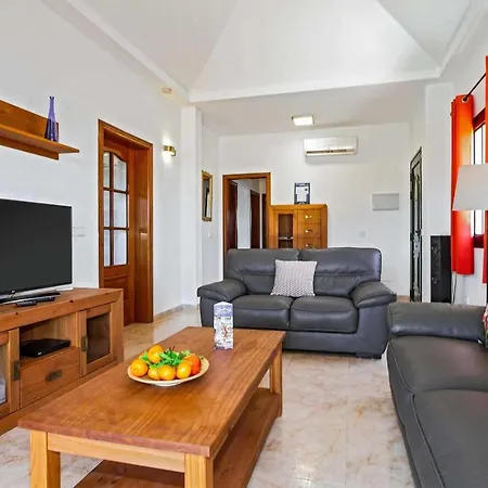 Villa Playa Blanca Sleeps 6 Air Con Wifi *