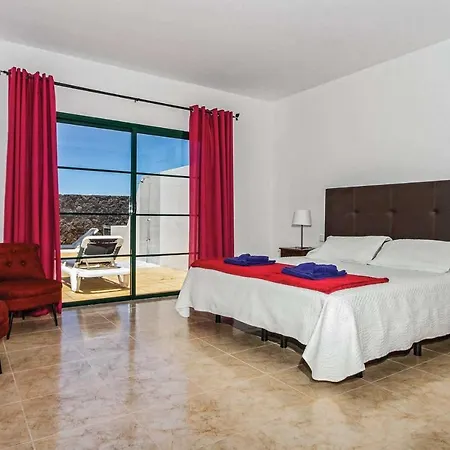 Playa Blanca Sleeps 6 Air Con Wifi Villa