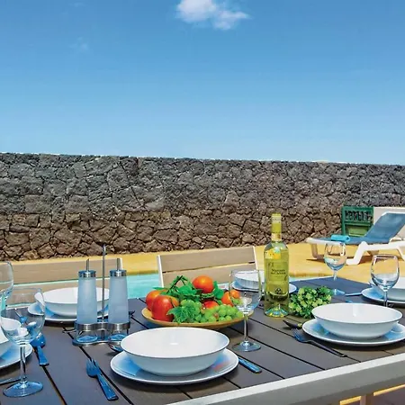 Playa Blanca Sleeps 6 Air Con Wifi Villa